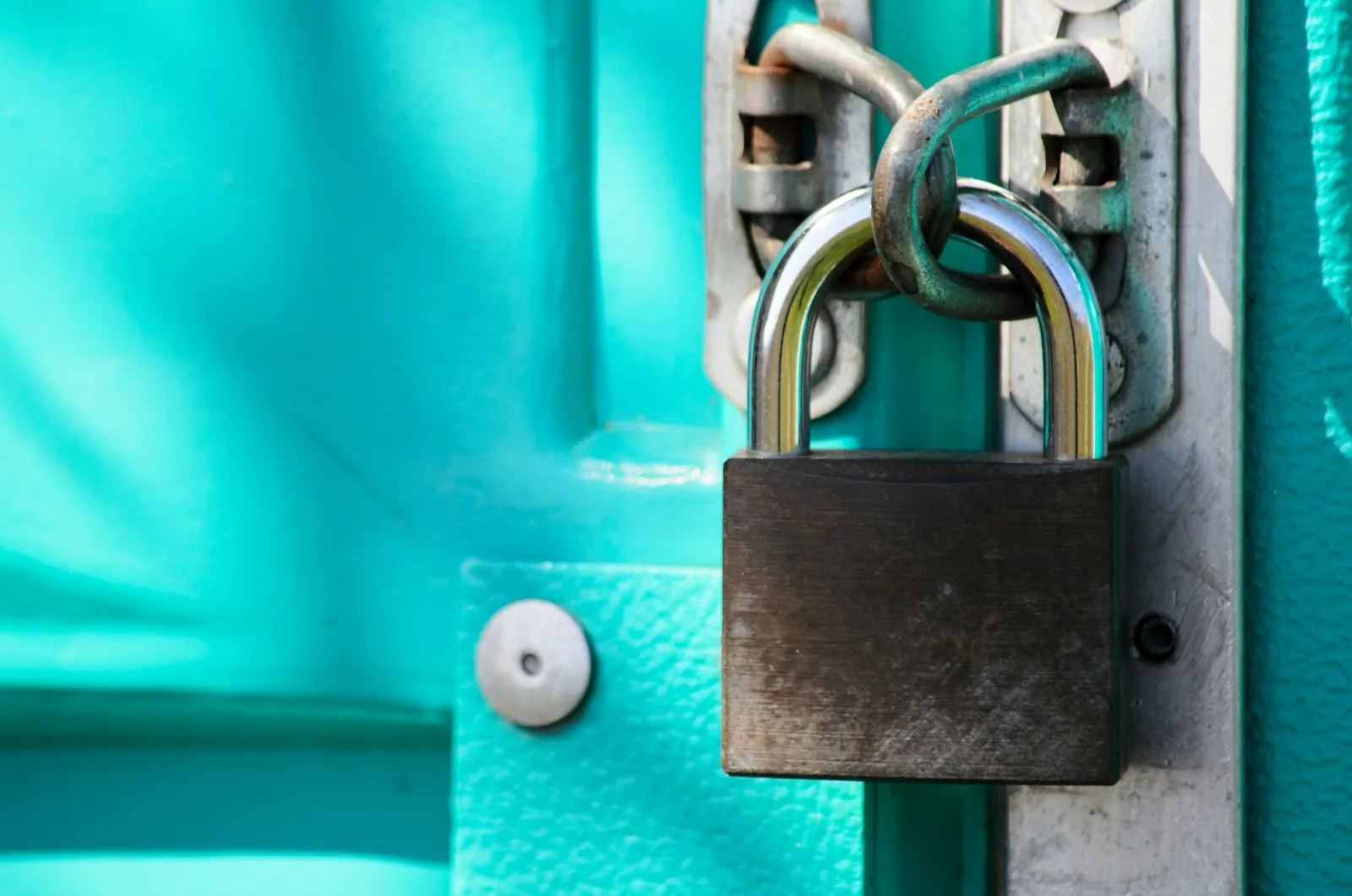 Disc padlock on a storage unit