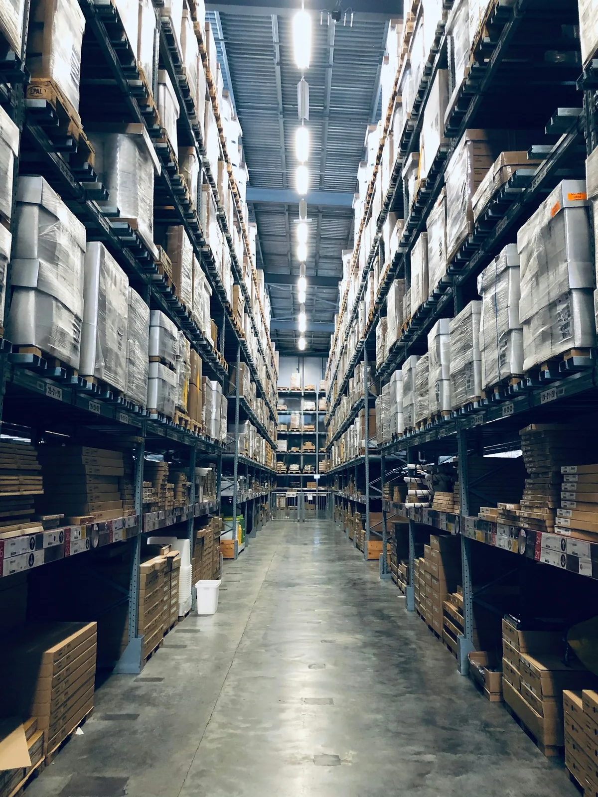 Packing line in a warehouse