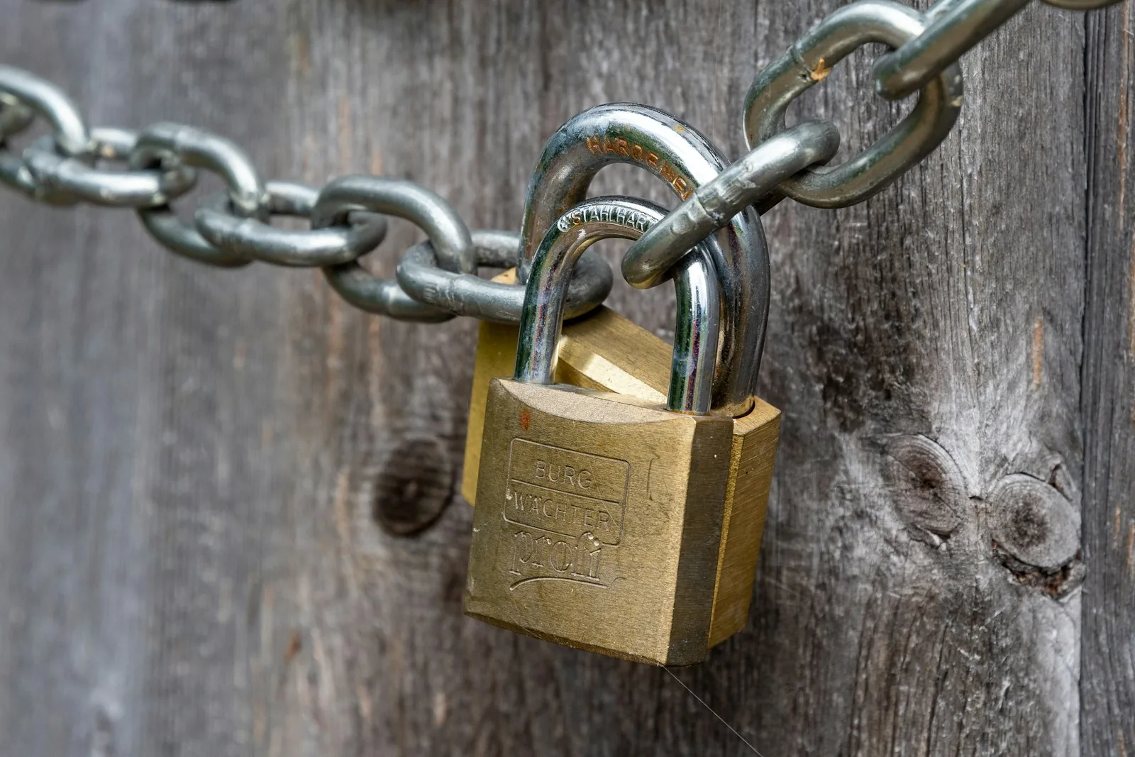 Weatherproof laminated padlock